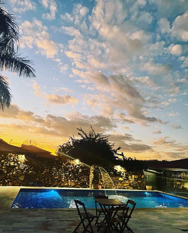 Vista da piscina da Pousada Xu Beleza em Delfinópolis.