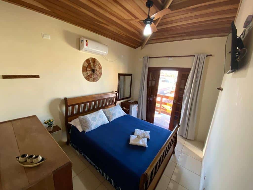 Quarto da Pousada da Brisa, com cama de casal, TV e ar-condicionado