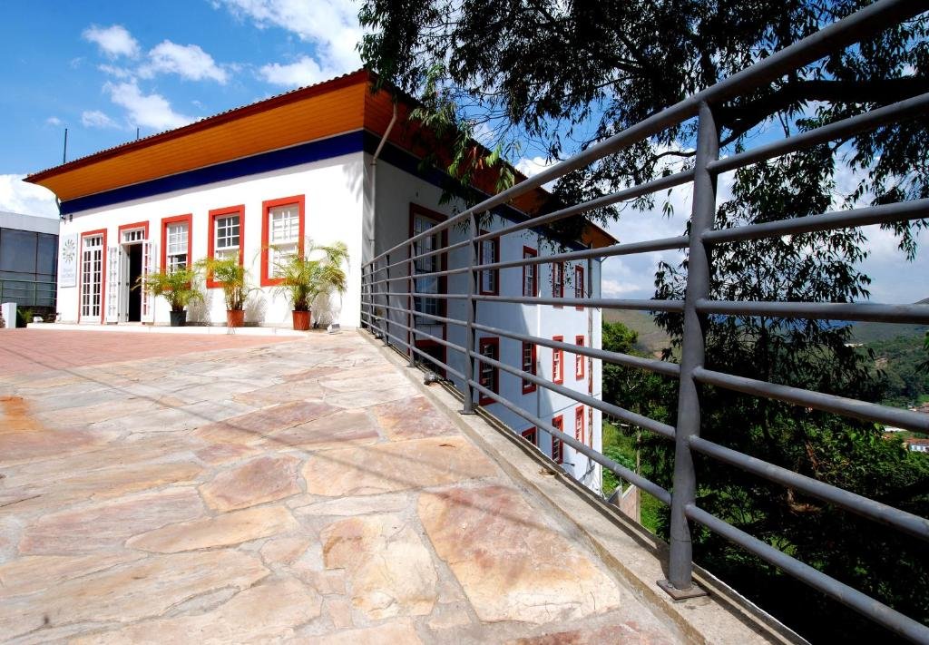 fachada da pousada dos ofícios num casarão histórico em Minas Gerais