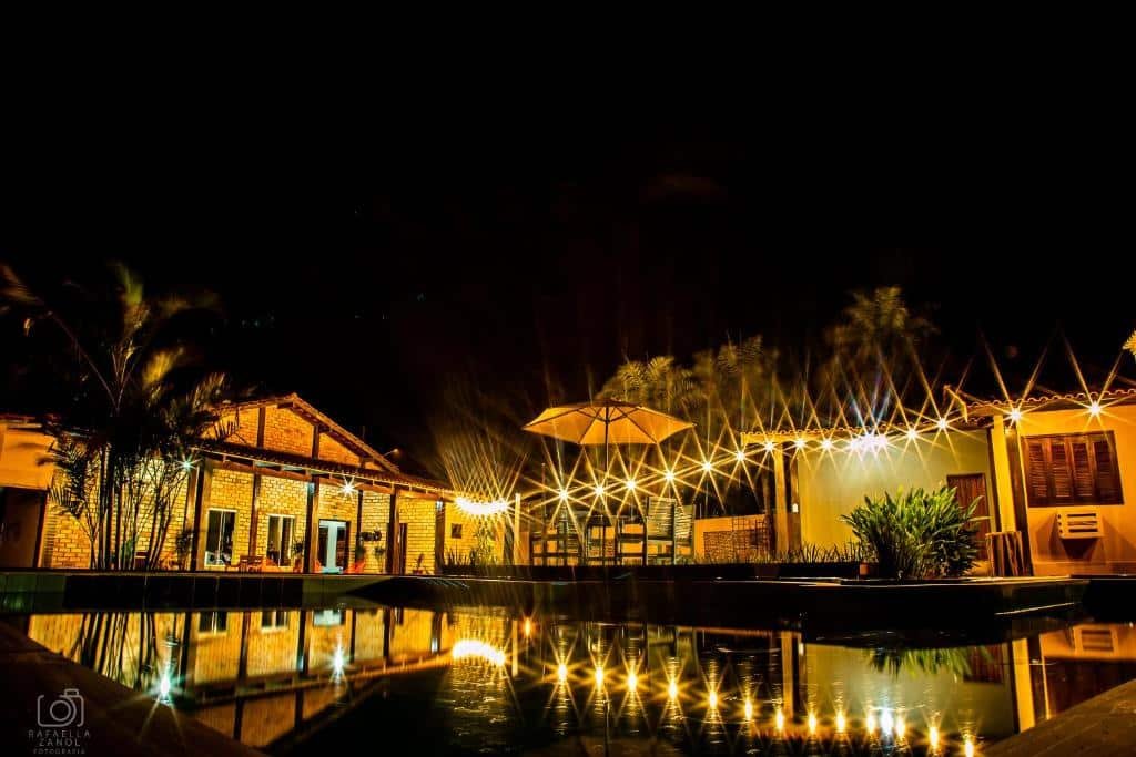anoitecer com vista da piscina e da varanda mobiliada da Pousada & Spa Caminho do Sol na Chapada dos Guimarães