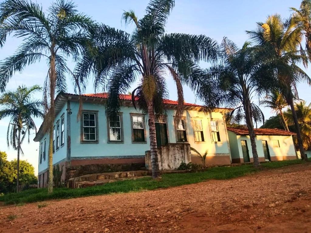 vista da fachada colonial da pousada fazenda são pedro