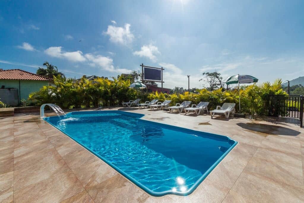 Piscina de uma das pousadas na Praia do Rosa , a Gauleses