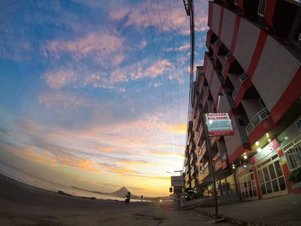 Frente da POUSADA POLONINI; O hotel do lado direito uma rua no meio e a praia do lado esquerdo.