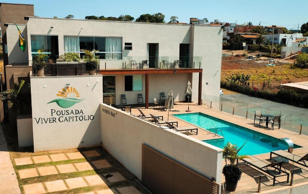 Entrada da Pousada Viver Capitólio, um local com varandas, uma piscina e um estacionamento aberto
