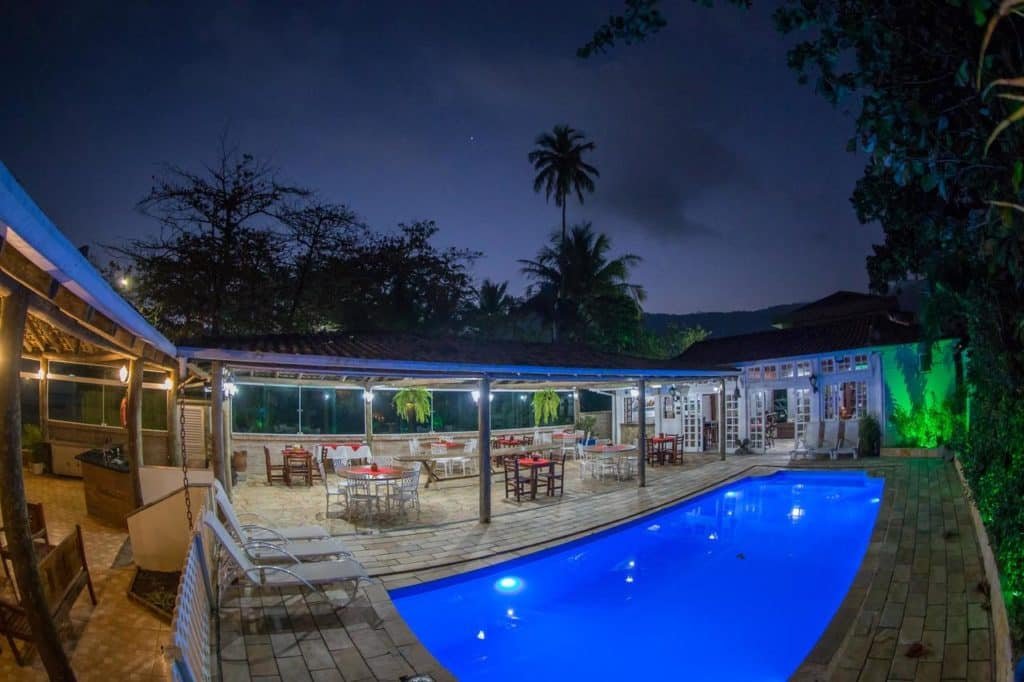 Piscina do Pris Hotel à noite