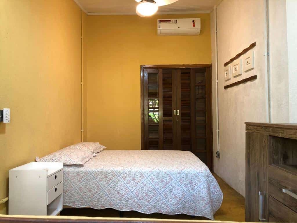 Vista do quarto Casa Camburi com cama.
