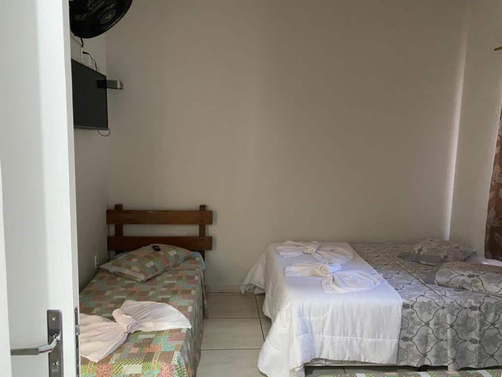 Quarto com cama de casal e uma de solteiro, TV na Clique na imagem e faça sua reserva na Pousada Nova Estrela da Canastra.