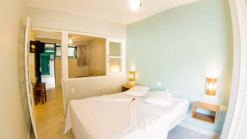 Quarto do Porto Paúba com cama de casal do lado direito da imagem.