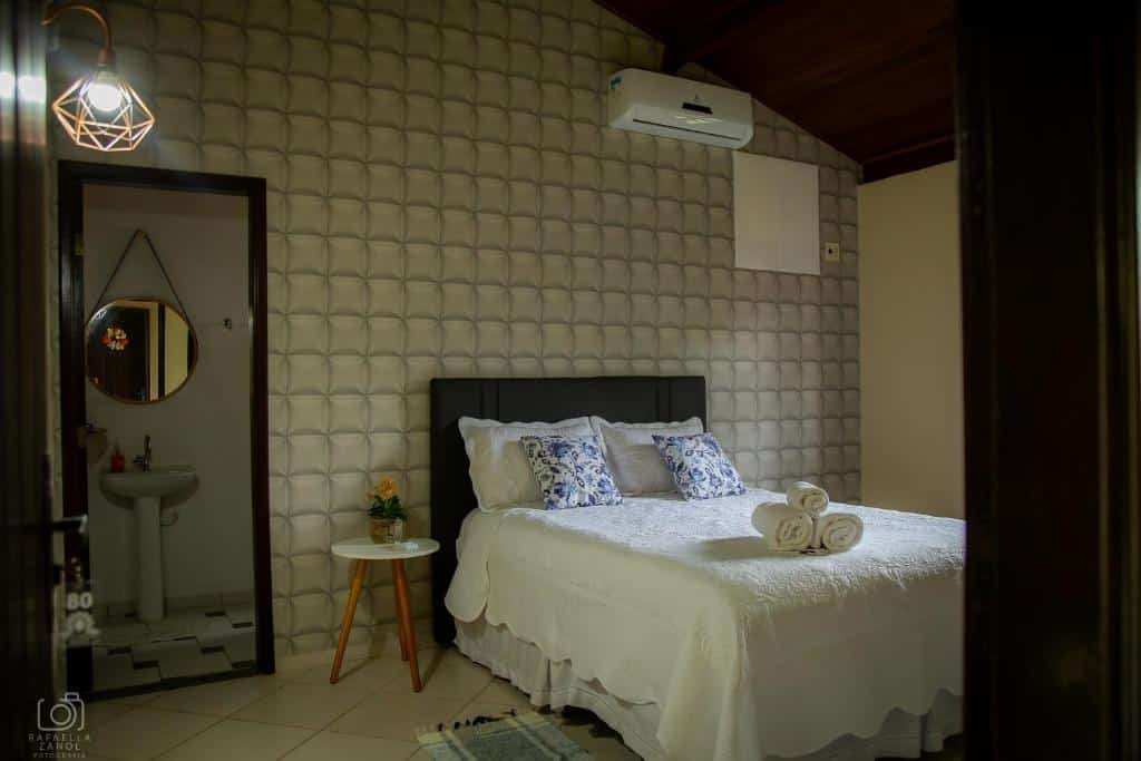 quarto da Pousada & Spa Caminho do Sol com uma cama de casal com um banheiro privativo
