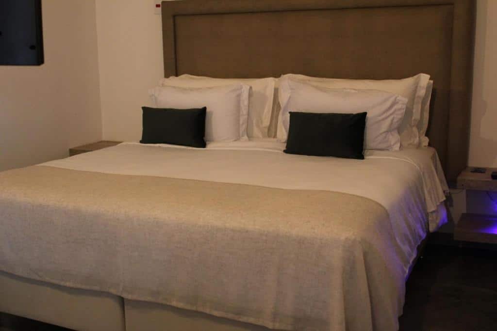 Quarto com cama ampla na Pousada Estancia Canastra.