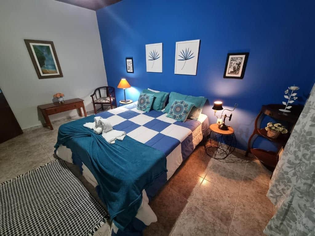quarto da Pousada São Jeronimo com uma cama de casal