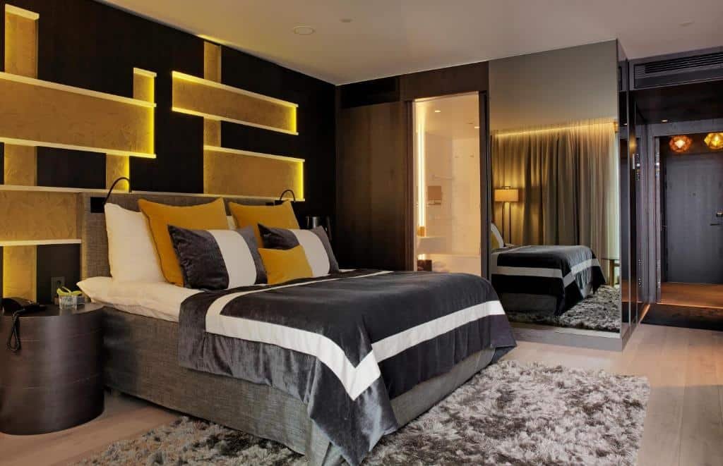 Quarto do The Thief com cama de casal espelho grande do lado esquerdo da cama.
