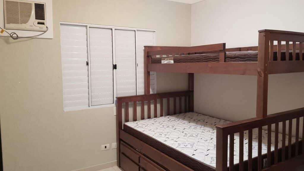 Quarto do Toque Toque Grande Paraiso com uma cama de beliche do lado direito. Representa airbnb na praia de Calhetas.