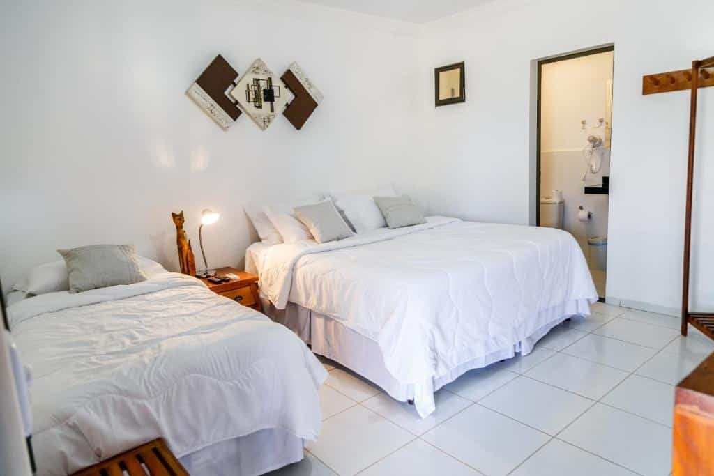 suíte da Valle dos Ventos Temporada e Lazer com uma cama de casal e uma de solteiro