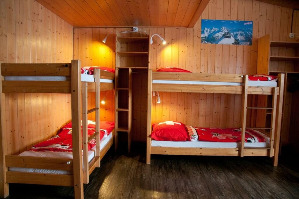 Quarto compartilhado do Valley Hostel com duas beliches de cada lado.