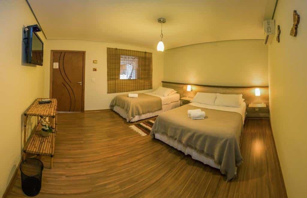 quarto da Vento Sul Pousada E Turismo com uma cama de casal e uma de solteiro