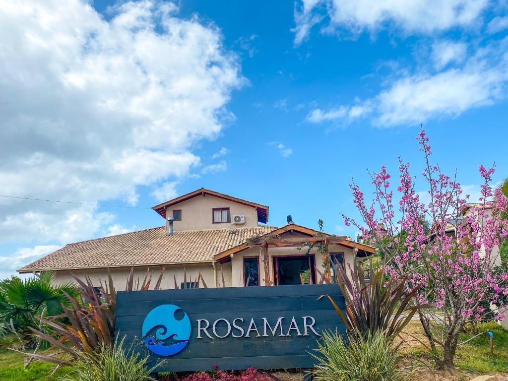 Fachada de uma das pousadas na Praia do Rosa, a Rosamar Suites.