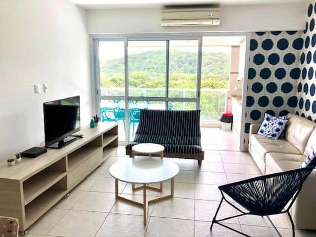sala com sacada da All Time 4 Suítes Riviera de São Lourenço