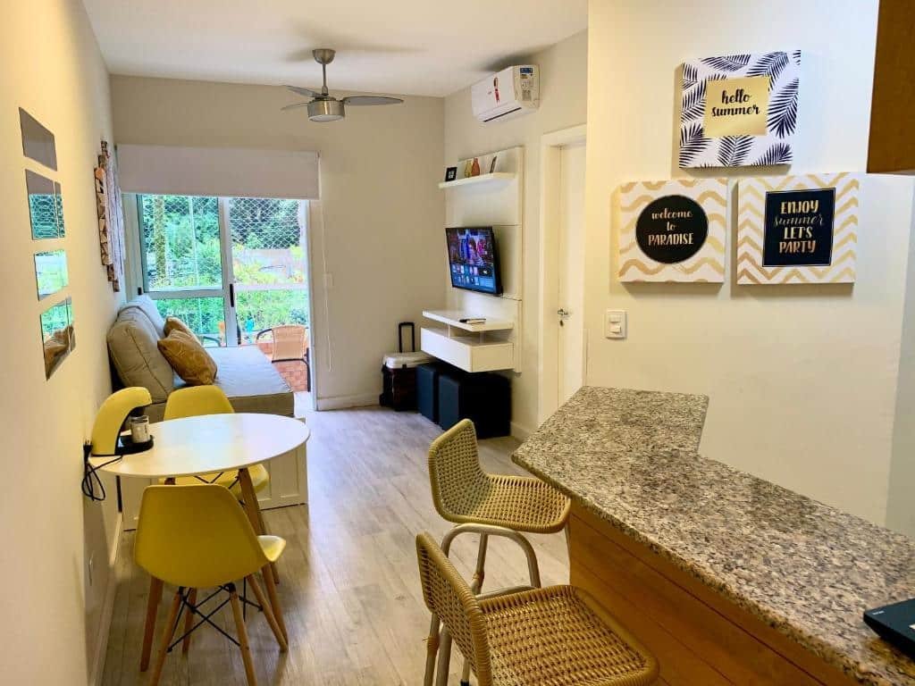 sala com cozinha americana do Boulevard Riviera Flat - Praia