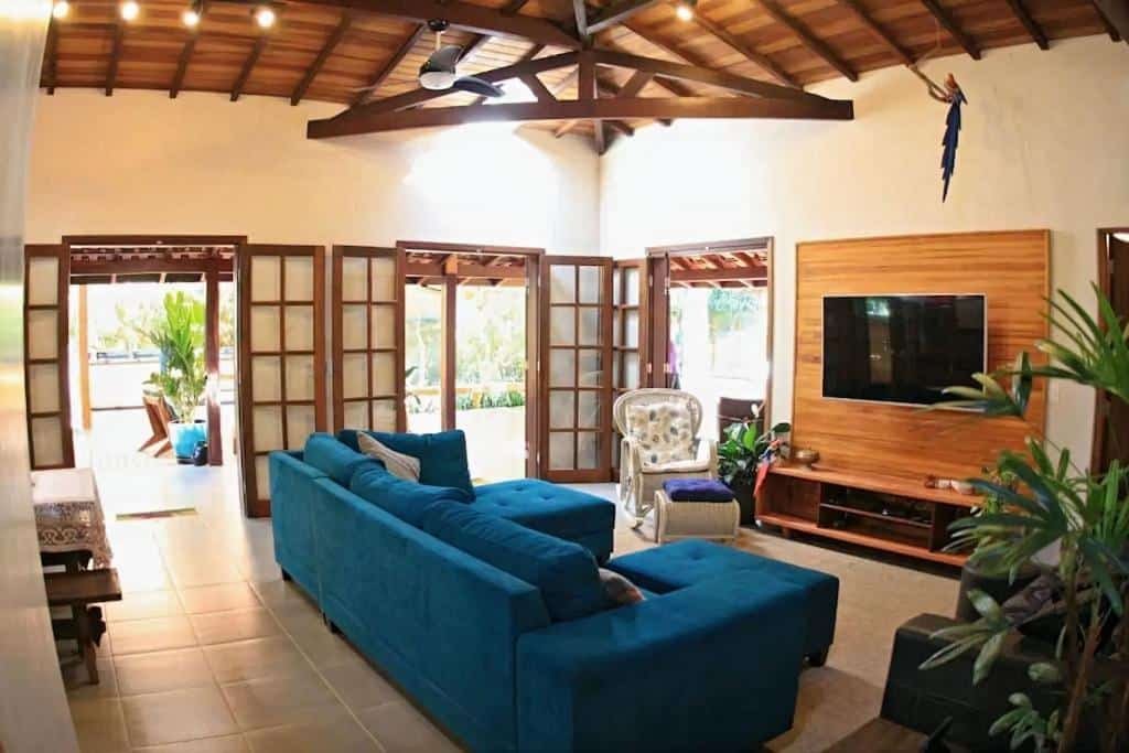 Vista da sala da Casa Tubarão - A Melhor na Praia da Baleia.