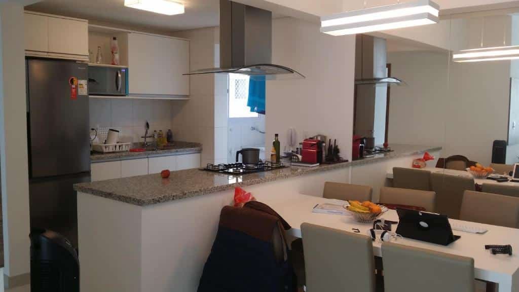 sala e cozinha do Jd. S. Lourenço - Riviera - Novo, 3 dorm, AC, 300m do mar, serviço de praia
