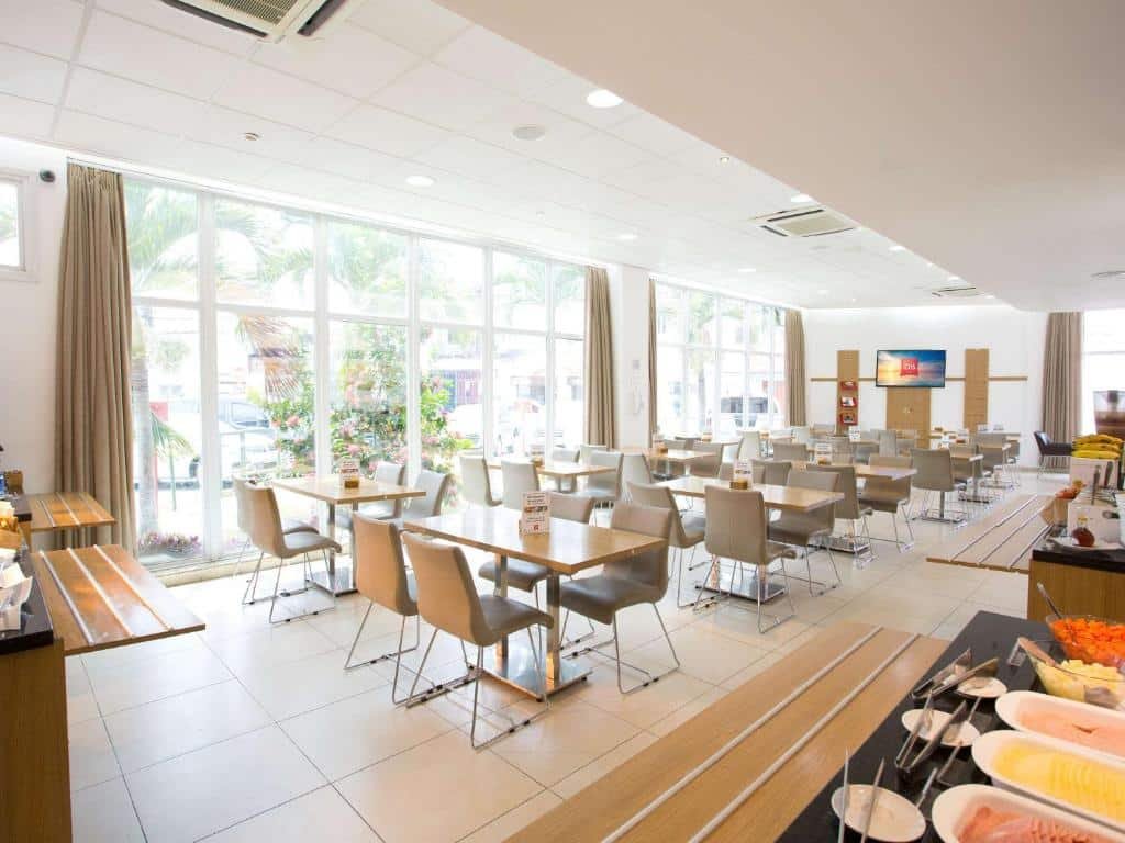 Sala de café do Ibis Feira de Santana em Feira de Sanatana.