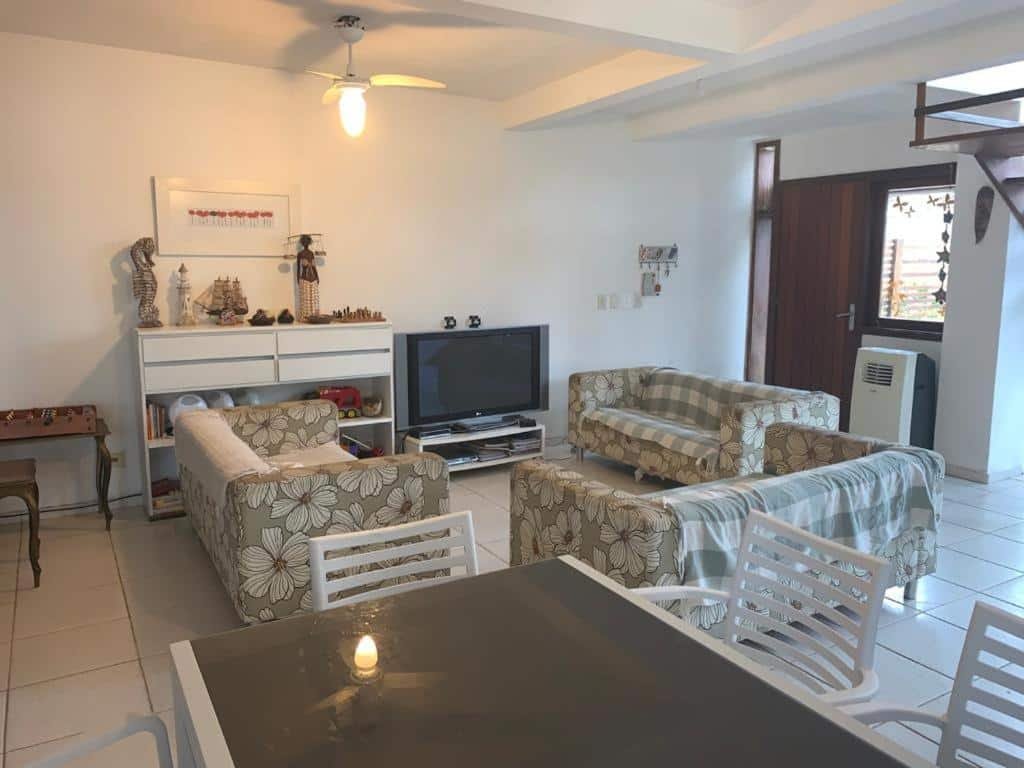 Vista da sala da Juquehy Exótico com sofá e TV.