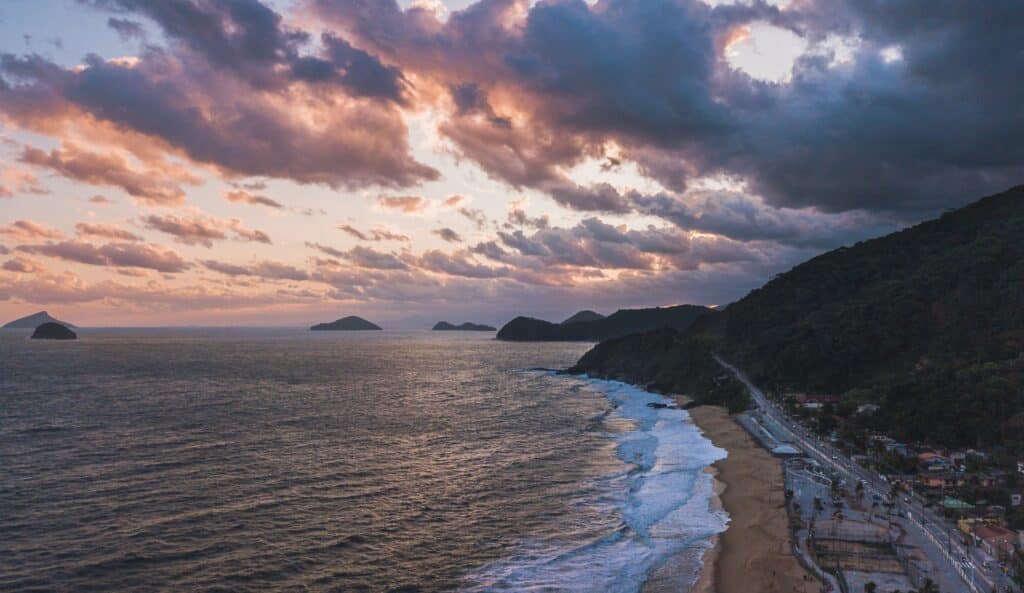 Vista de cima do pôr do sol da Boicucanga, São Sebastião.