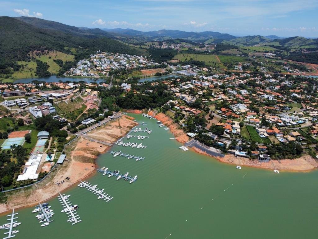 Vista de cima de Escarpas do Lago, local com um lago extenso e lugares para desembarcar de barco, muitas casas e pousadas pelas montanhas ao redor