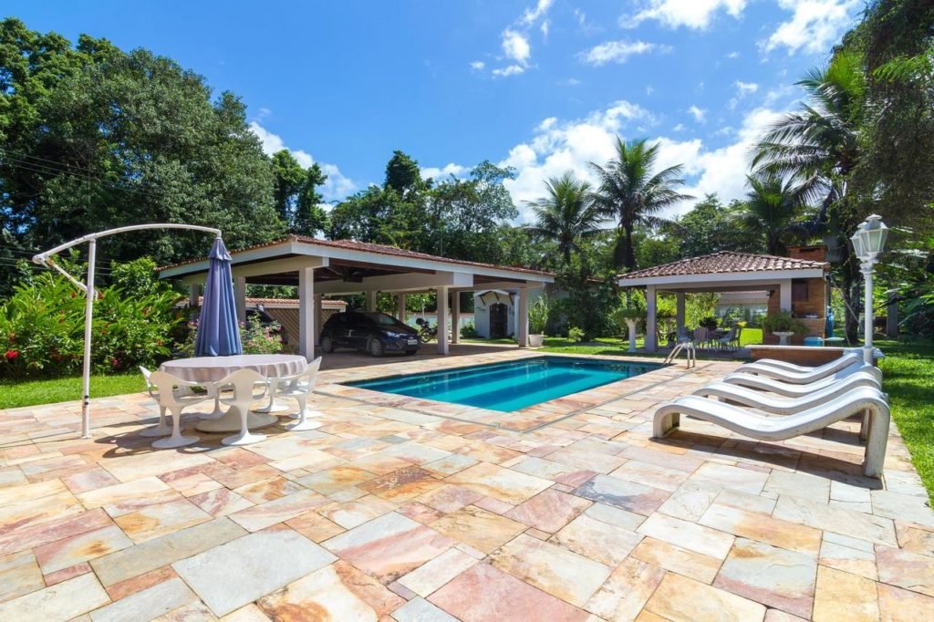 Piscina na pousada Suites Prime, em Itamambuca
