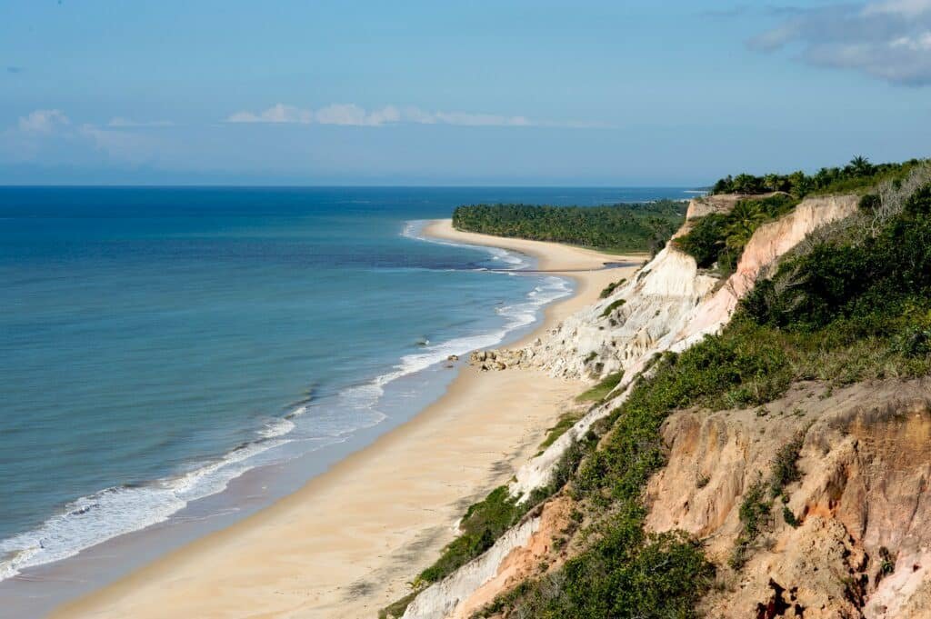Vista da praia de Trancoso na Bahia durante o dia.