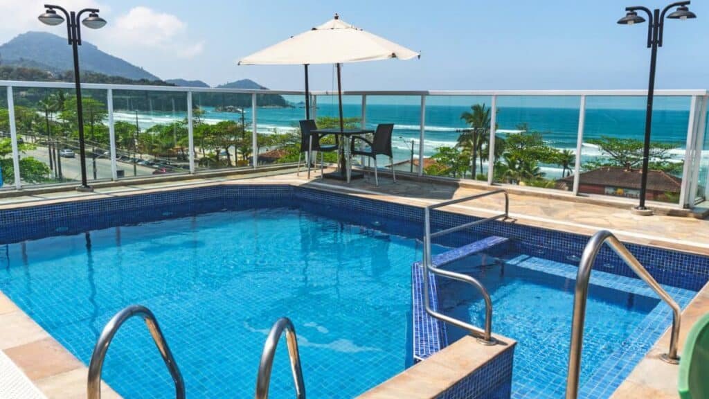 Piscina do UPG Hotel com vista direta para a praia
