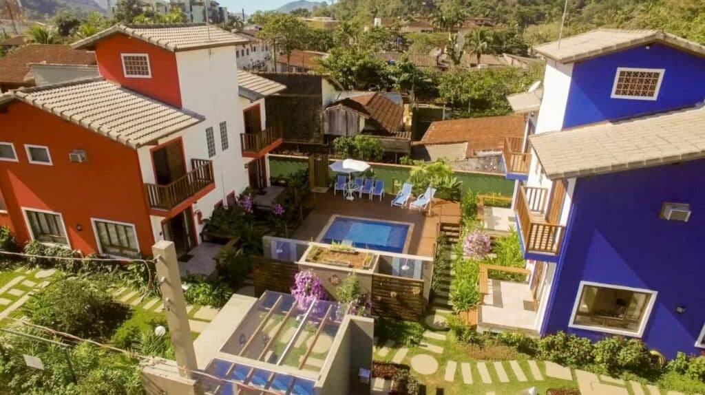 Sobrados na Vila dos Manacás, com piscina no centro