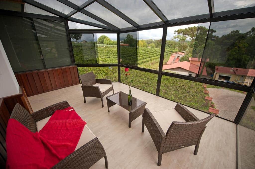 Sacada de espaço na Vinícola & Pousada Terragnolo no Vale dos Vinhedos, com vista para as plantações